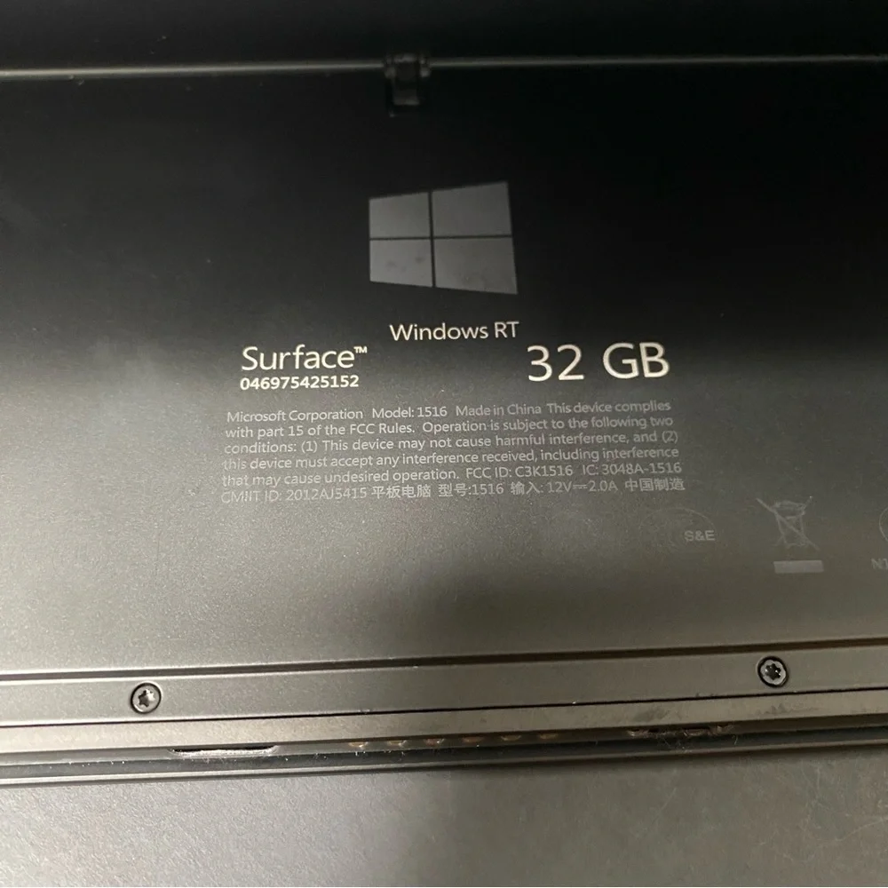 10.6 Microsoft Surface RT 1516 Touch Tablet 32GB W. Black Keyboard/ Charger -EUC